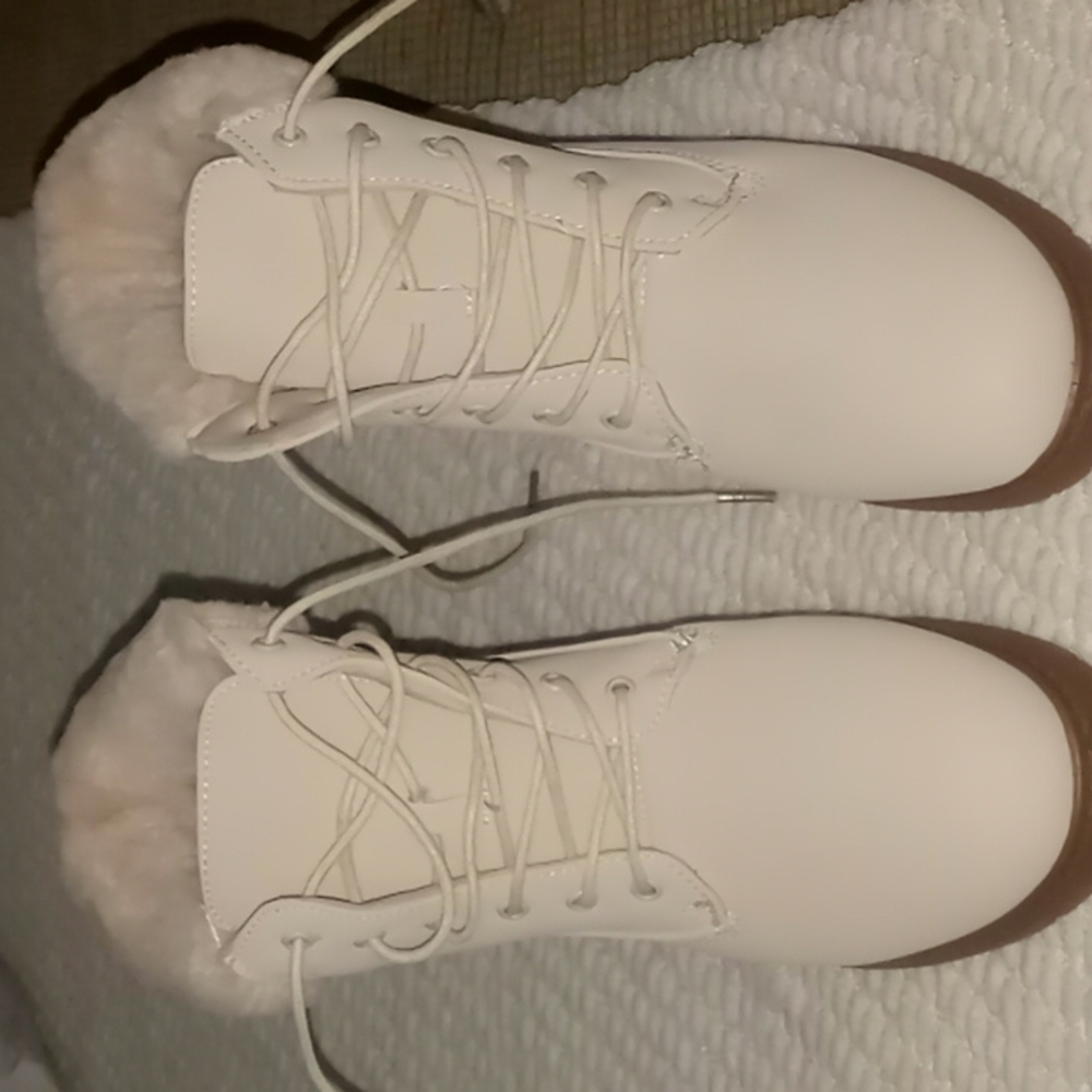 I'm selling some high ankle boots very comfortable boots